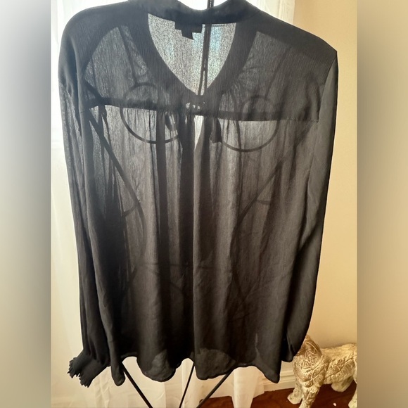 Beautiful tie blouse - Picture 6 of 6